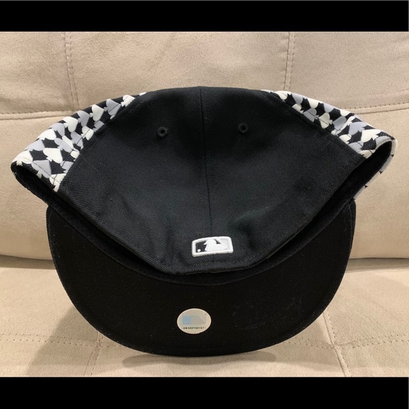 New Era NY Yankees Fitted Cap Black Hat 7 5/8 - Picture 4 of 6